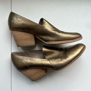Silent D distressed gold pumps | size 40